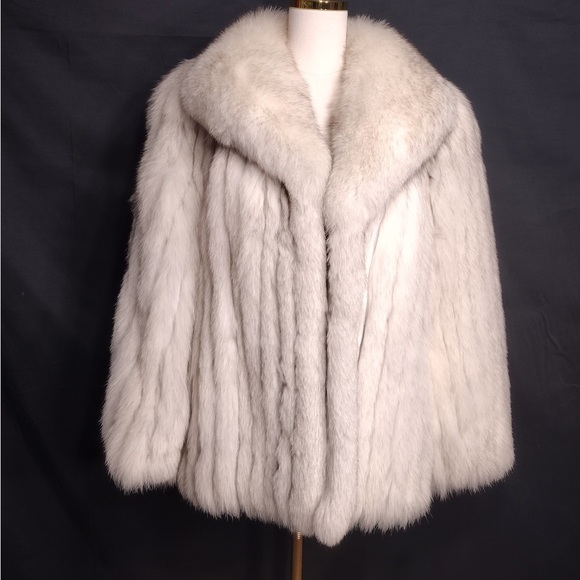 SAGA FOX Elegant White Fur Coat size L pre owned Exellent condition